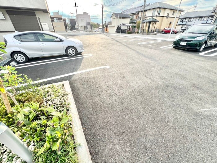 物件外観写真4　(駐車場)
