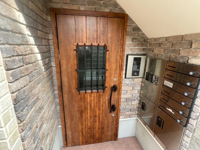 物件外観写真2　(エントランス部分)