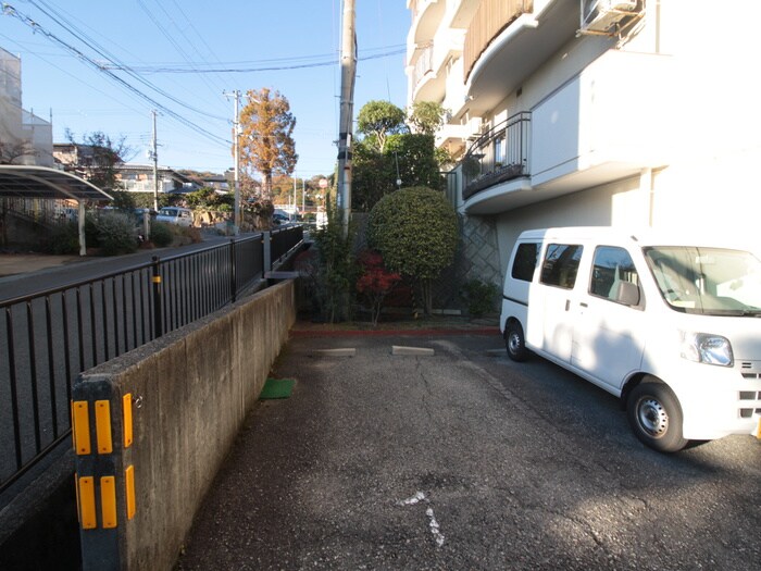 物件外観写真4　(駐車場)