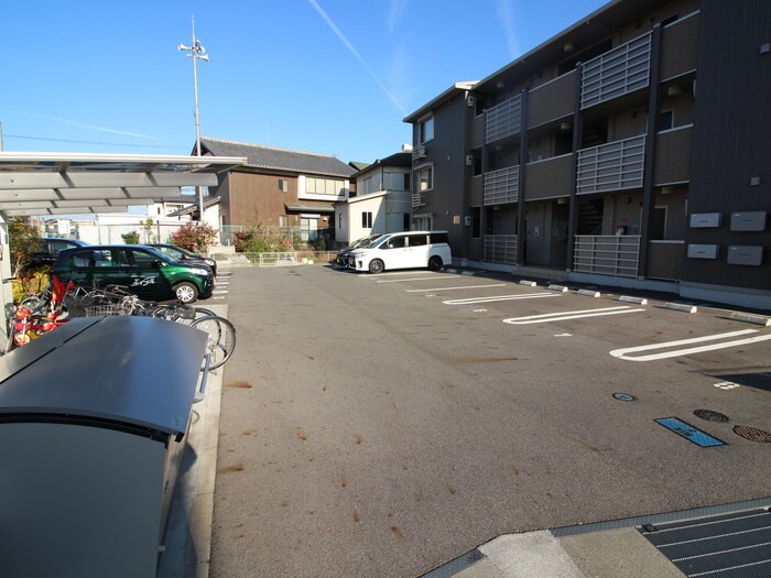 物件外観写真3　(駐車場)