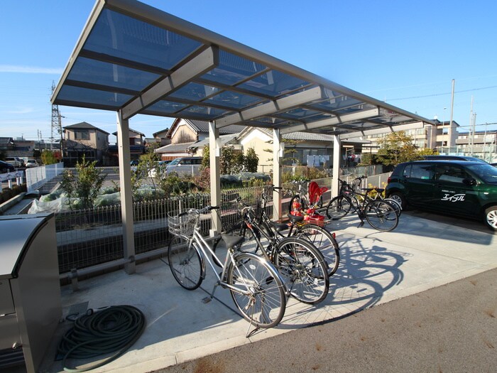 物件外観写真4　(駐輪場)