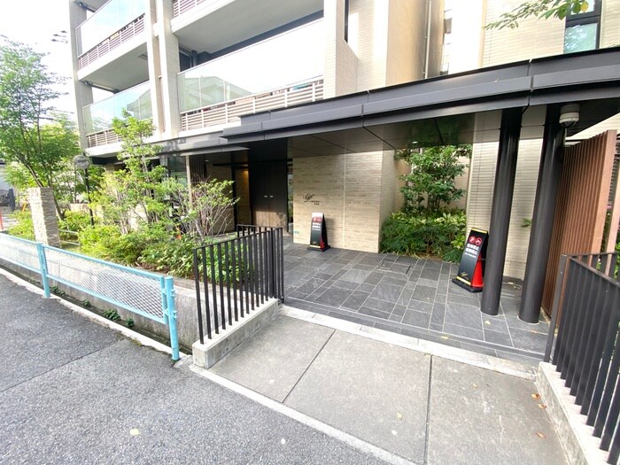 物件外観写真2　(エントランス部分)