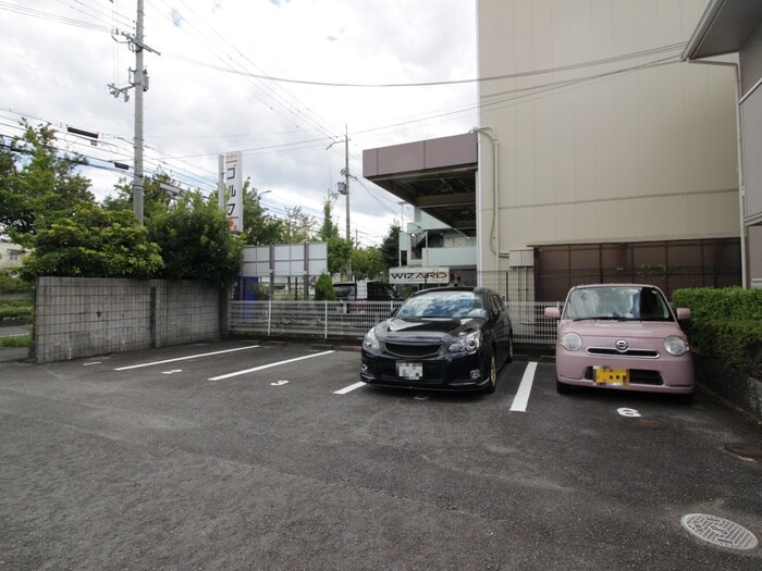 物件外観写真5　(駐車場)