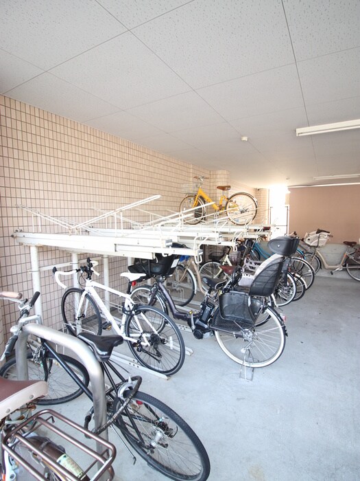 物件外観写真4　(駐輪場)