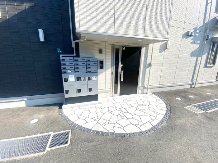 物件外観写真2　(エントランス部分)