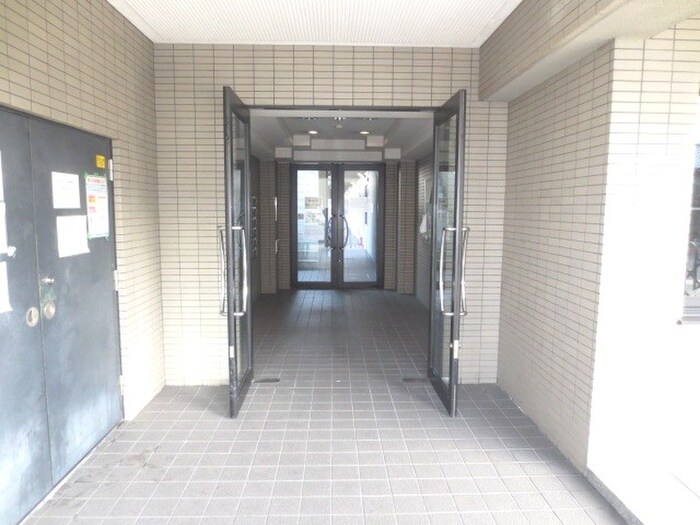 物件外観写真3　(エントランス部分)