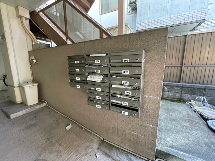 物件外観写真4　(エントランス部分)