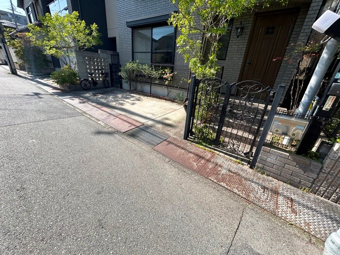 物件外観写真3　(エントランス部分)