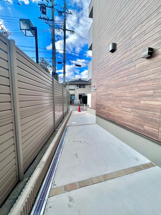 物件外観写真3　(エントランス部分)