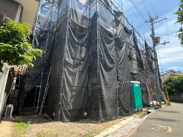 建築中