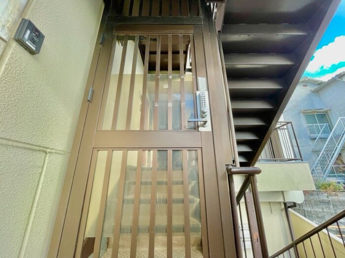 物件外観写真3　(エントランス部分)