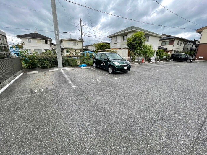 物件外観写真3　(駐車場)