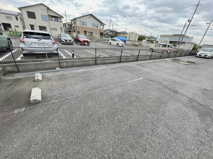 物件外観写真4　(駐車場)