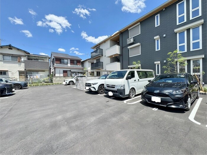 物件外観写真4　(駐車場)