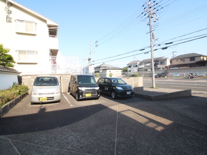 物件外観写真3　(駐車場)