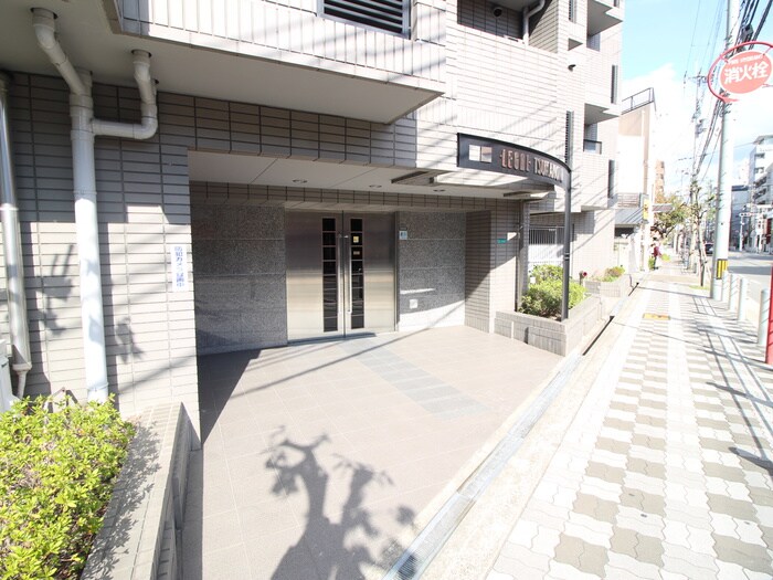 物件外観写真3　(エントランス部分)