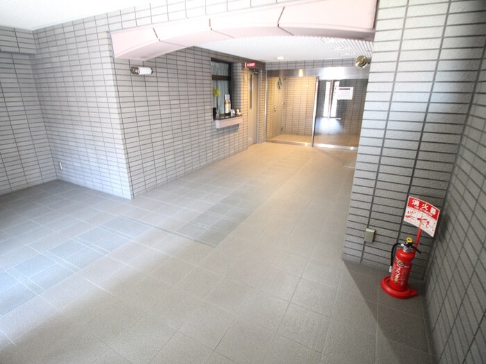 物件外観写真4　(エントランス部分)