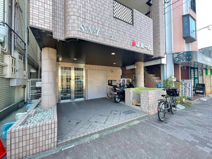 物件外観写真2　(エントランス部分)