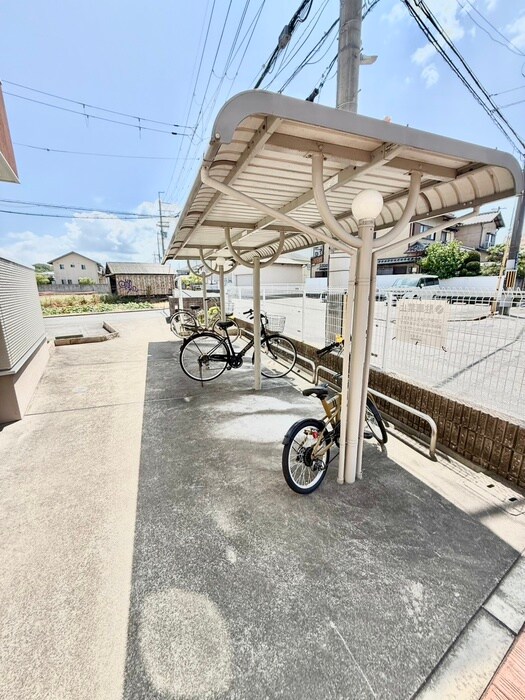 物件外観写真4　(駐輪場)