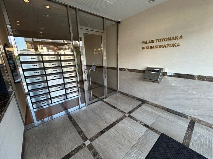 物件外観写真4　(エントランス部分)