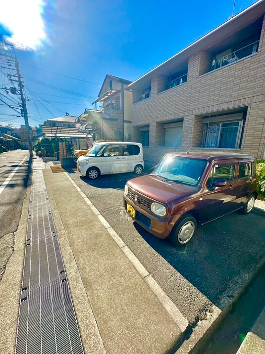 物件外観写真3　(駐車場)