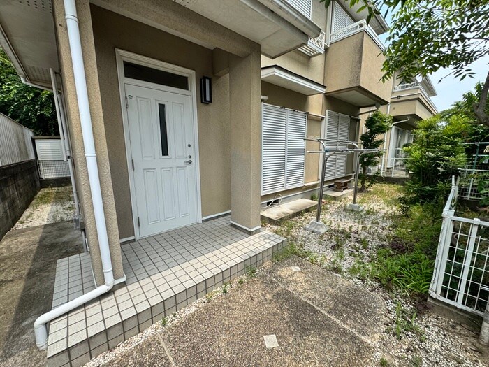 物件外観写真2　(エントランス部分)