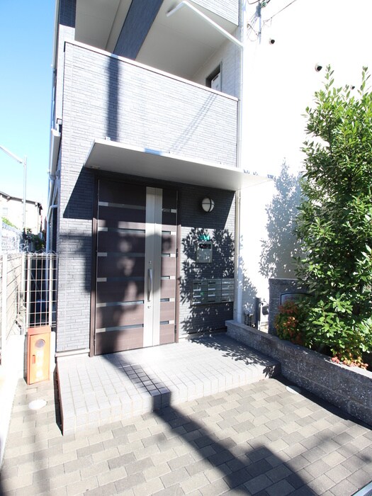 物件外観写真2　(エントランス部分)