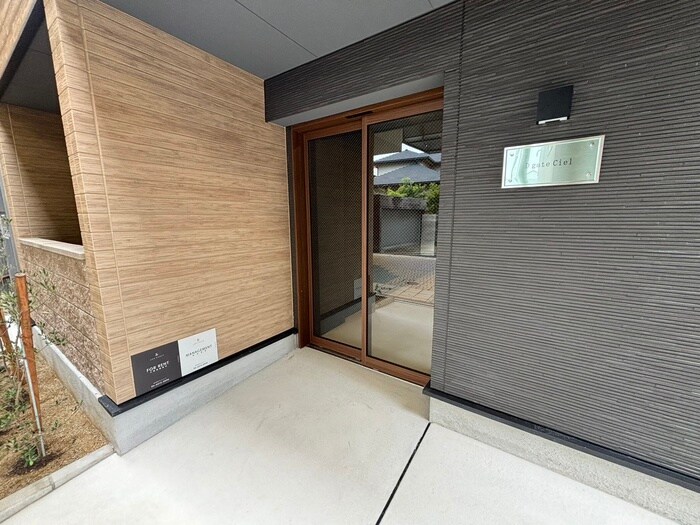 物件外観写真4　(エントランス部分)