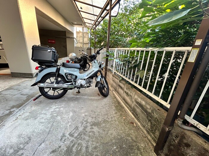 物件外観写真3　(バイク置き場)