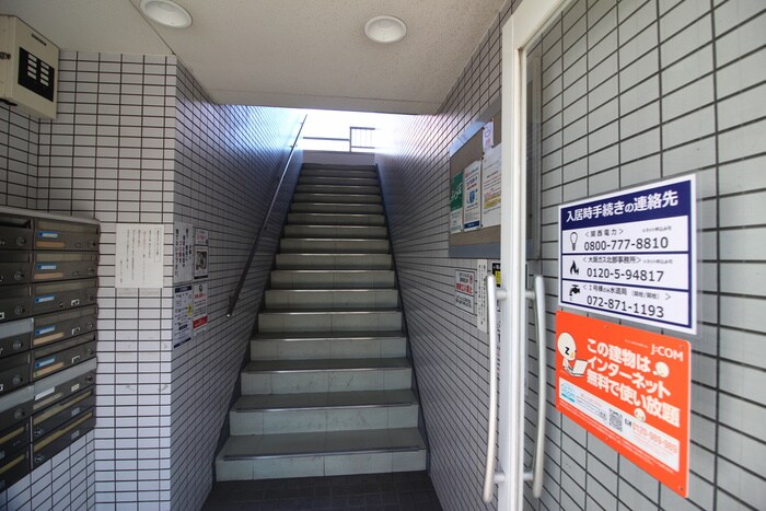 物件外観写真2　(エントランス部分)