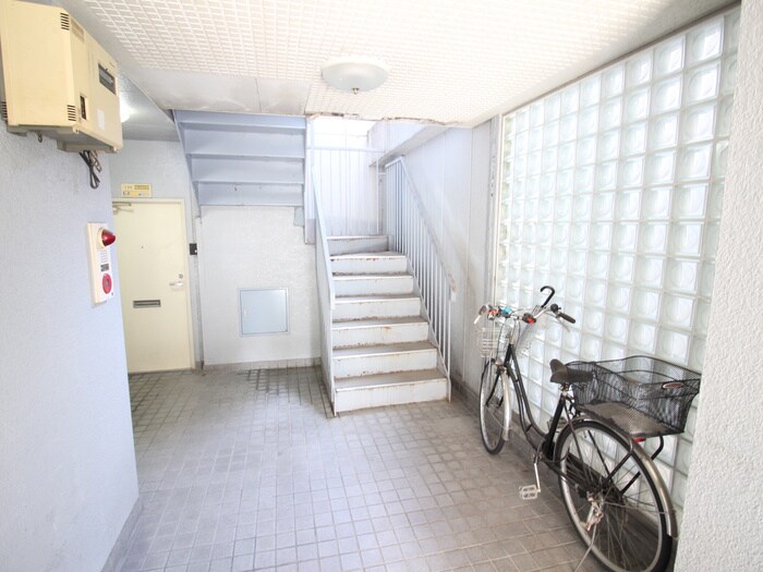 物件外観写真2　(エントランス部分)