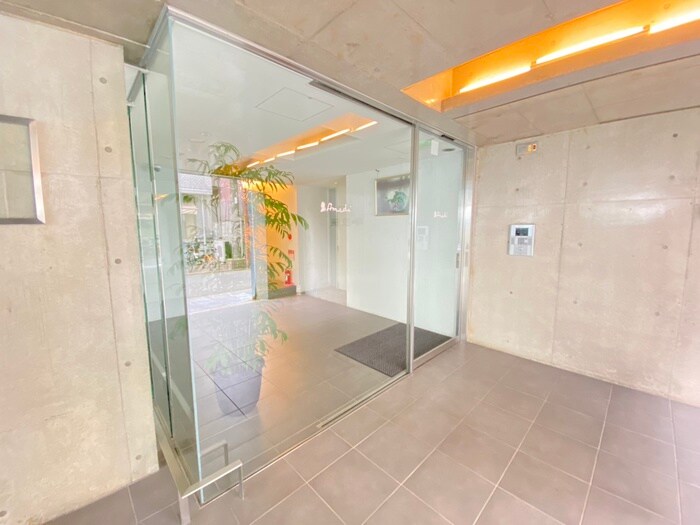 物件外観写真2　(エントランス部分)