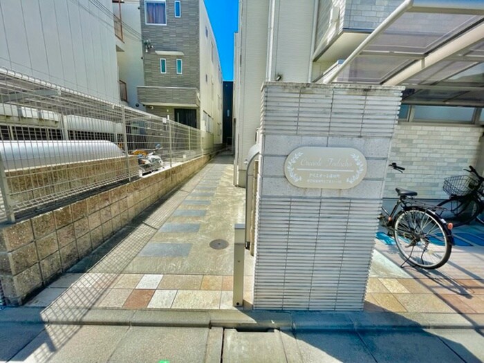 物件外観写真6　(エントランス部分)