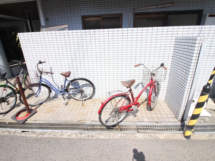 物件外観写真4　(駐輪場)