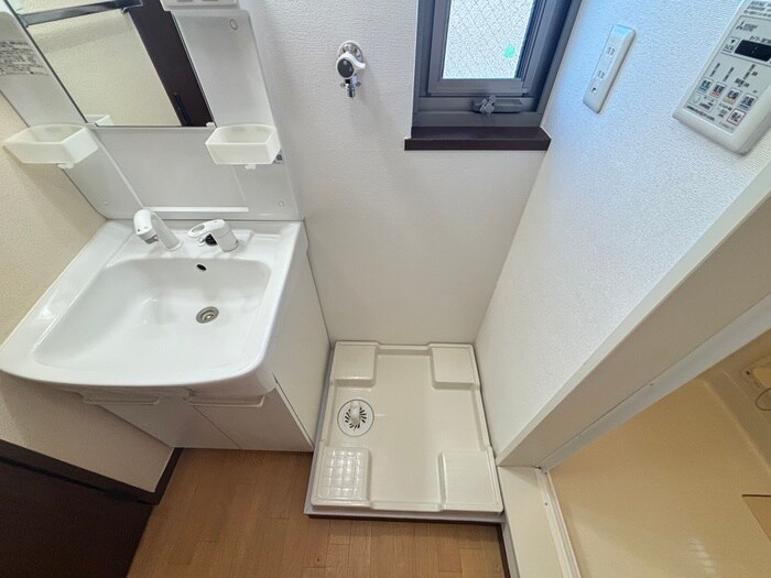 物件内観写真16　(洗濯機置場)