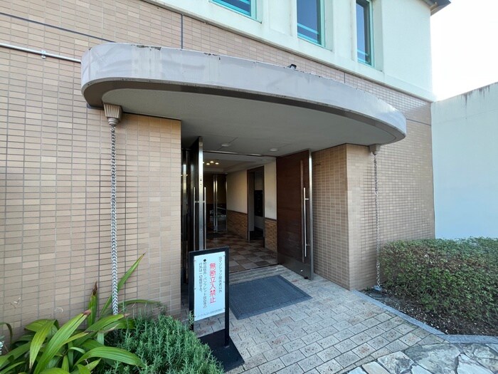 物件外観写真2　(エントランス部分)