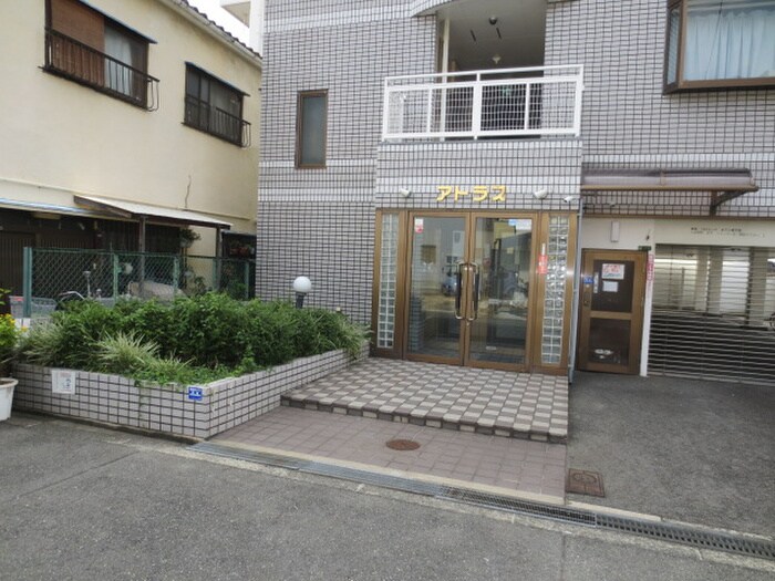 物件外観写真3　(エントランス部分)