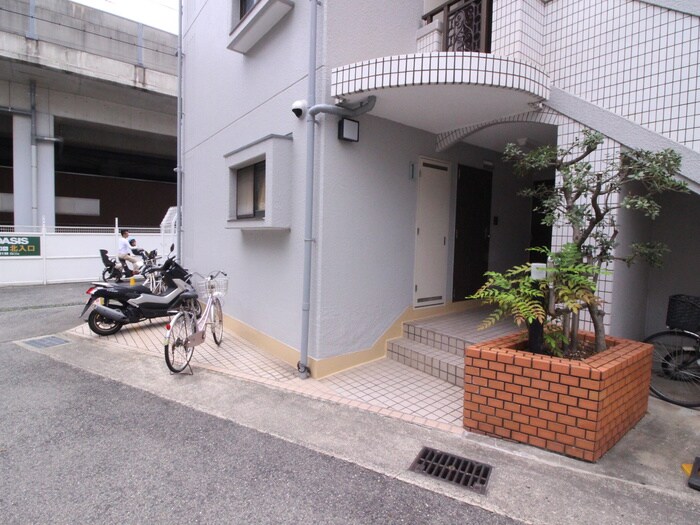 物件外観写真3　(エントランス部分)