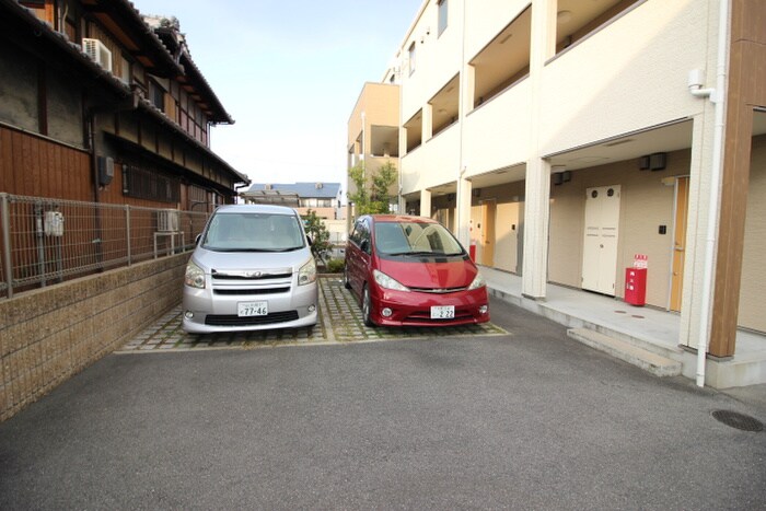 物件外観写真6　(駐車場)
