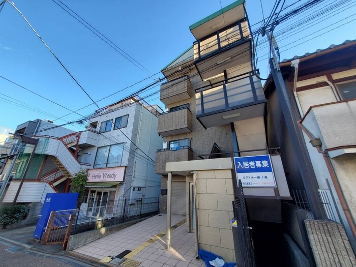 物件外観写真2　(エントランス部分)