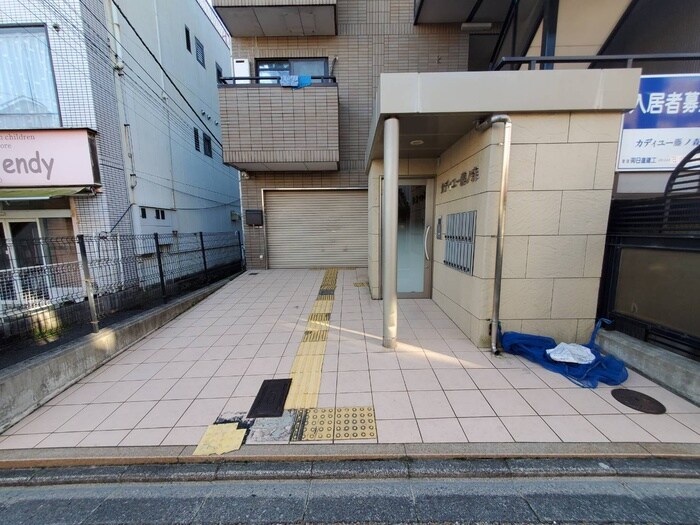 物件外観写真4　(エントランス部分)