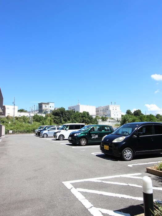 物件外観写真5　(駐車場)
