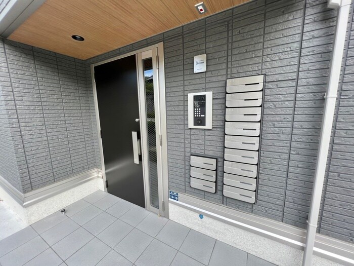 物件外観写真2　(エントランス部分)