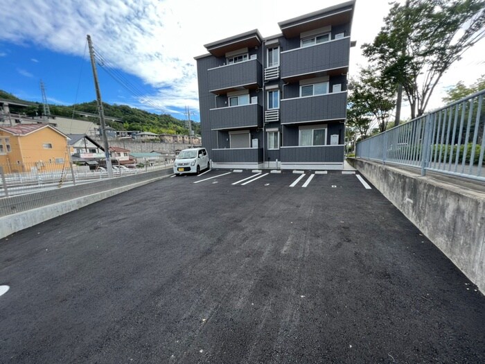 物件外観写真5　(駐車場)