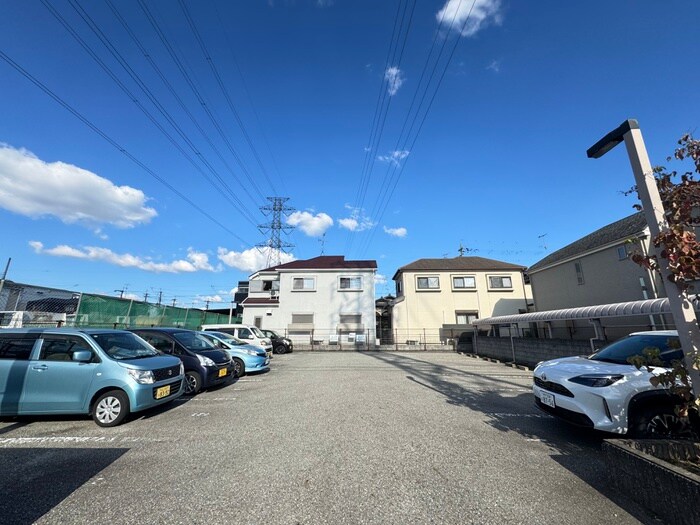 物件外観写真3　(駐車場)