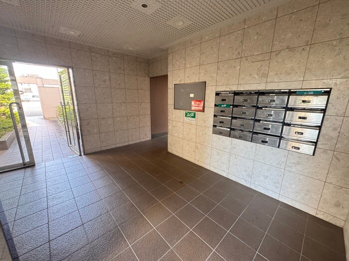 物件外観写真5　(エントランス部分)