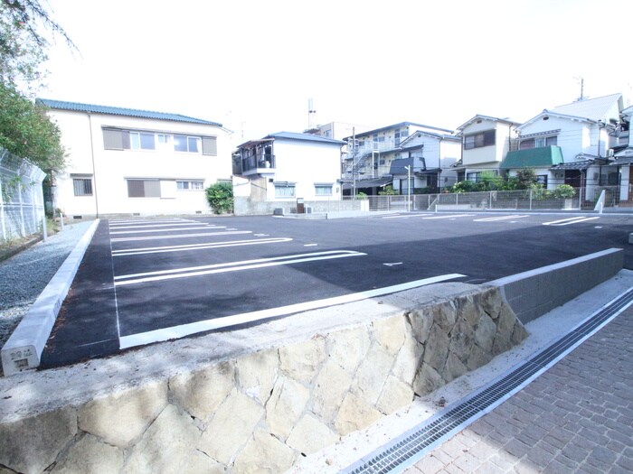 物件外観写真5　(駐車場)