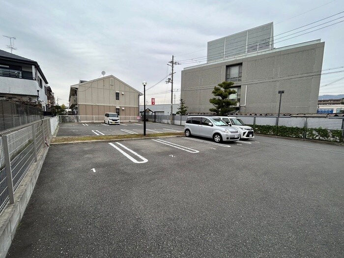 物件外観写真3　(駐車場)