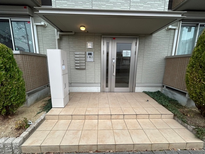 物件外観写真5　(エントランス部分)