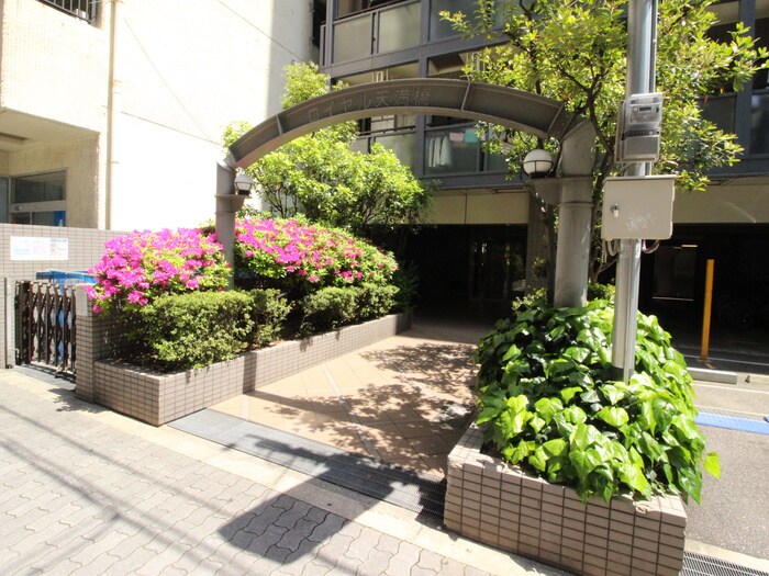 物件外観写真2　(エントランス部分)